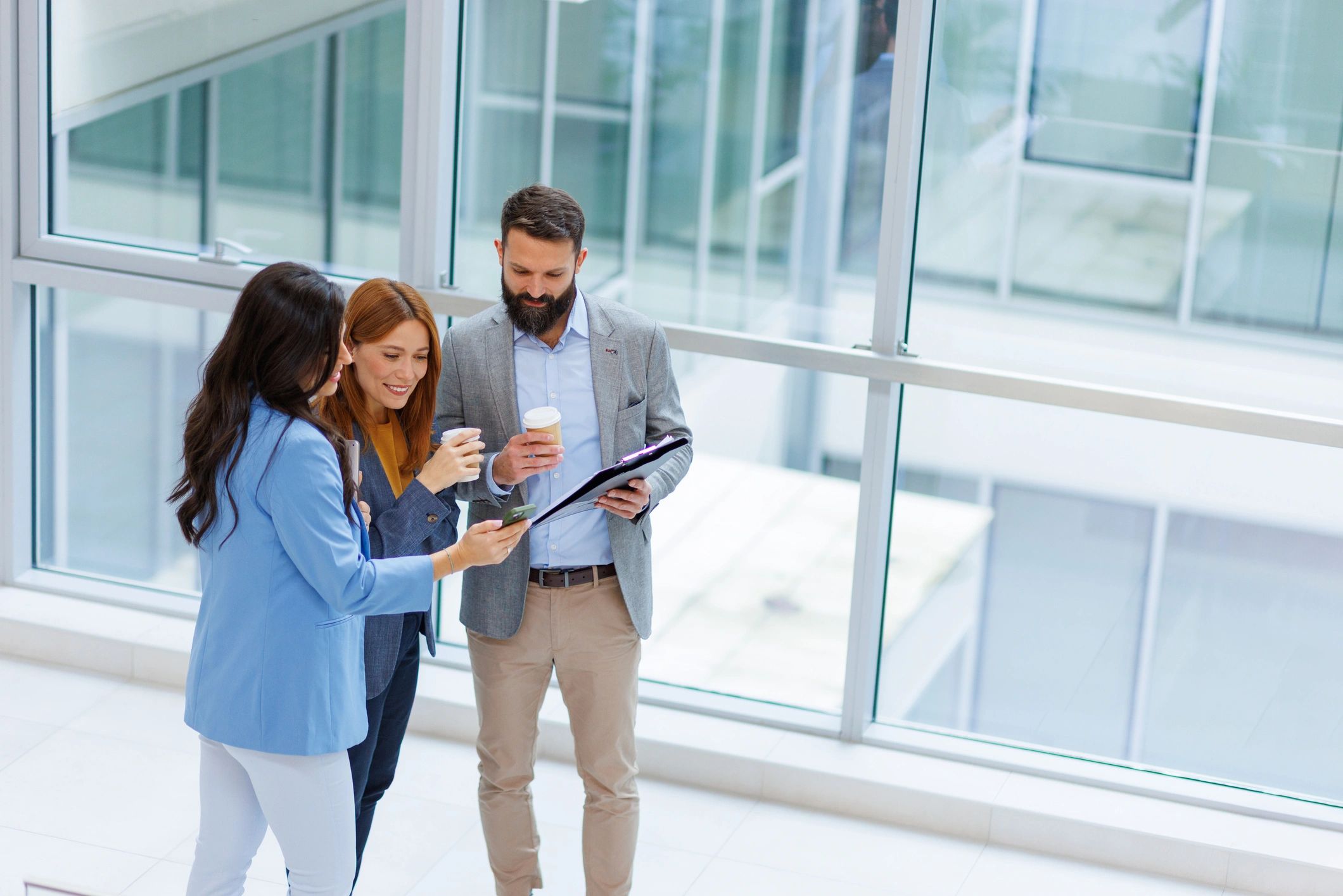 Profesionales colaborando en oficina moderna