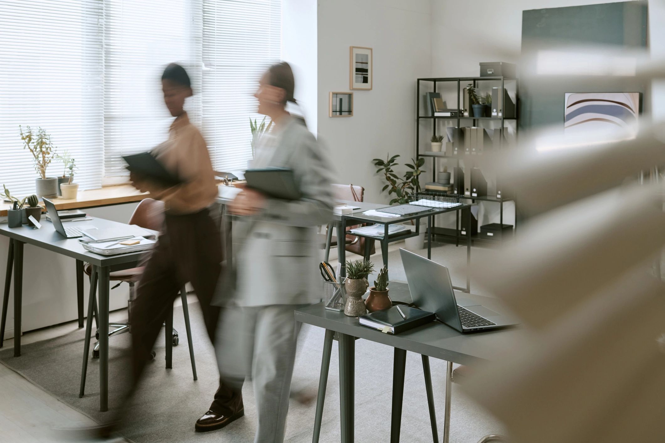 Profesionales de negocios caminando en una oficina corporativa
