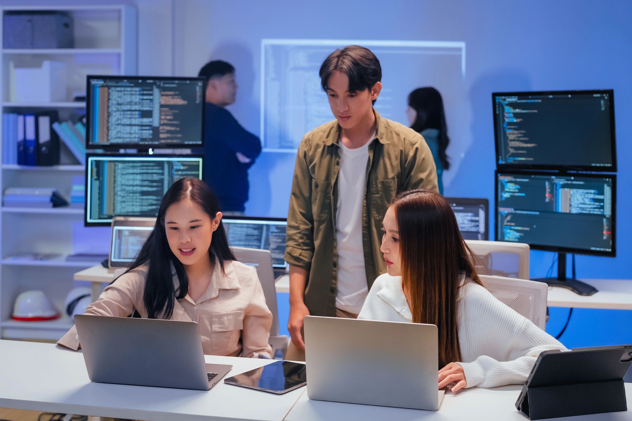 Equipo de profesionales de tecnología colaborando en oficina